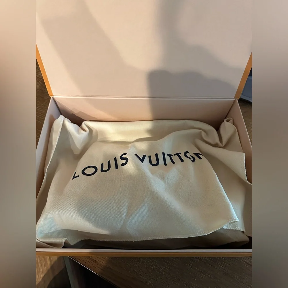 NEW Authentic Louis Vuitton V Tote BB Noir - Picture 7 of 11